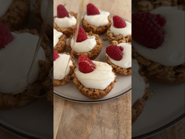 The perfect yogurt granola cups for breakfast or dessert! #breakfast #oats