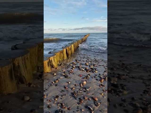 Wellenbrecher und Sonnenaufgang in Warnemünde an der Ostsee - 05. Oktober 2022