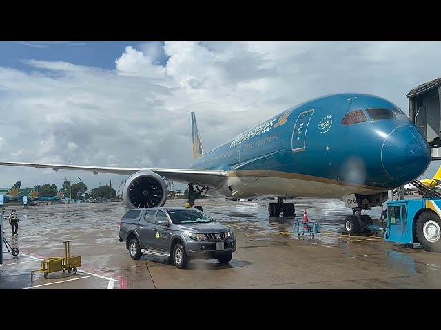 Airport Hồ Chí Minh- داخل مطار هو شي مين في فيتنام