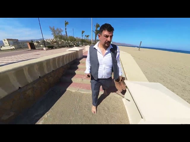 usando la Insta360 x3 para video en día de la boda civil en la playa Almería