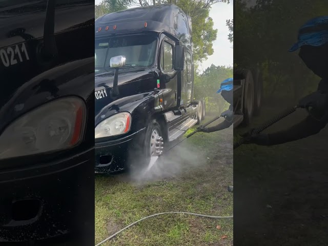 #pressurewashing #pressurewashingmiami #truckwash #tiktok #beforeandafter #parati #pressurewashing