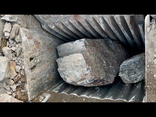 How Jammed rock crushers work? The Heavy machinery in action!! How to make rocks crushed in crusher?