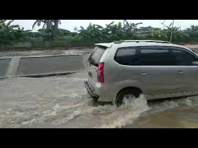 Banjir awal 2020 : jalan samping terminal Pulo Gebang