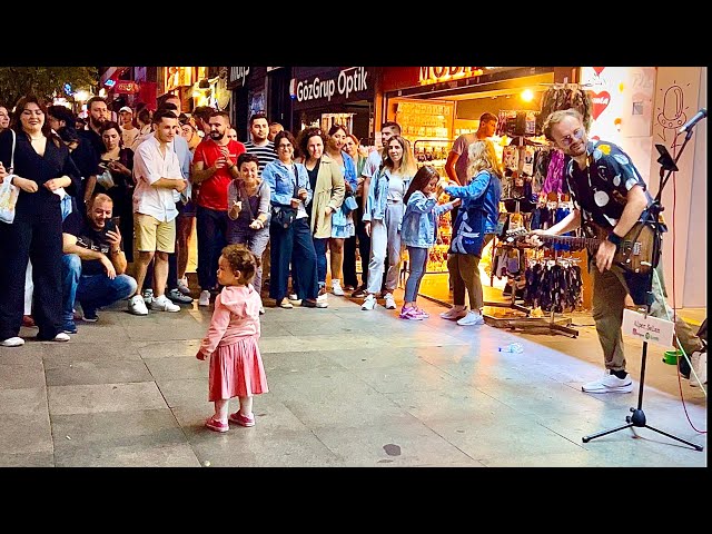 Ay Tenli Kadın | Sokak Sanatçılarından Muhteşem  Performans | KADIKÖY BOĞA