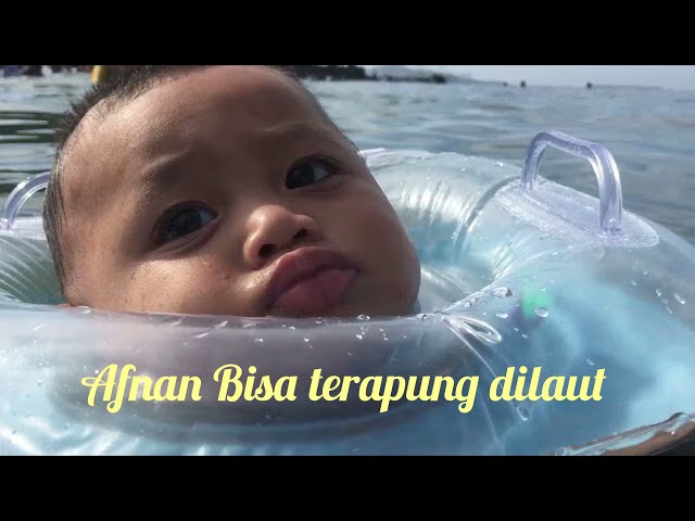 Afnan Berenang di Pantai Bahari