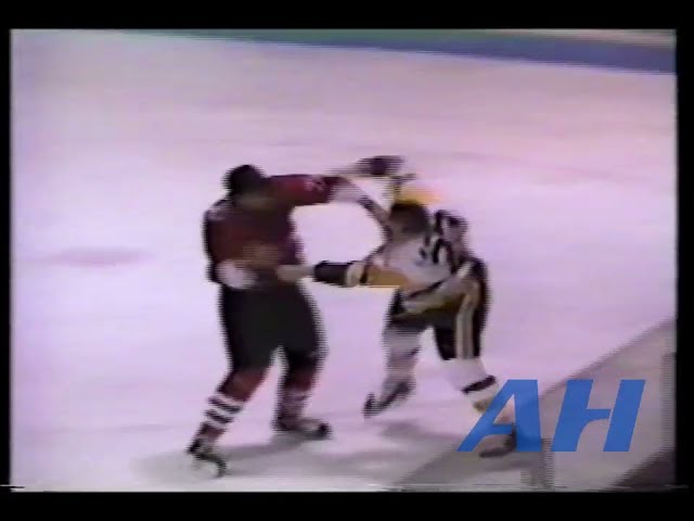 QMJHL Nov. 14, 1990 Beauport Harfangs v Drummondville Voltigeurs (R) Bruno Lajeunesse v Rene Corbet