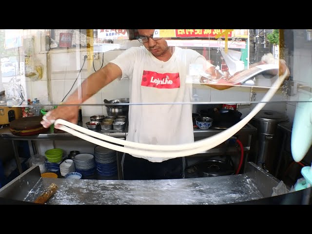 Street Food China 2021 | Chinese Street Food cooking and eating | Lanzhou Noodles