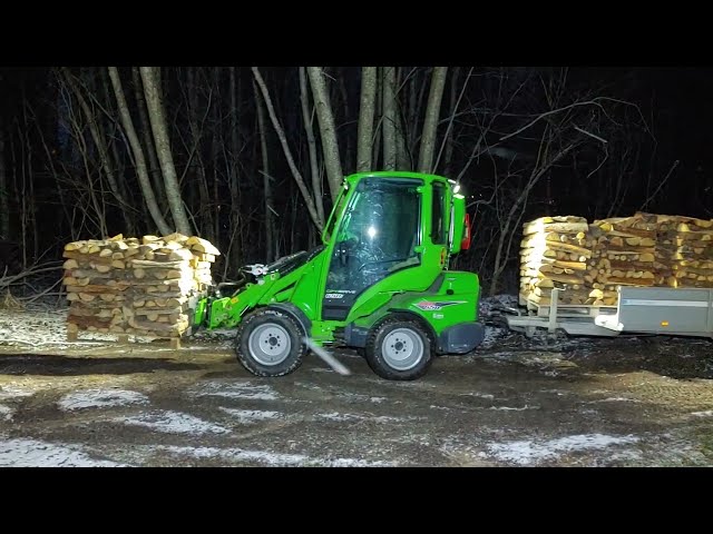 Avant 650i forklifting firewood pallets