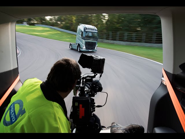 Volvo Trucks - Behind the scenes: Volvo Trucks vs Koenigsegg