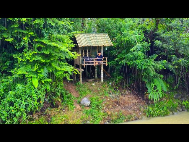 Camping During Heavy Rain - Renovating an Old Stilt House Shelter Pounded by Heavy Rain Overnight