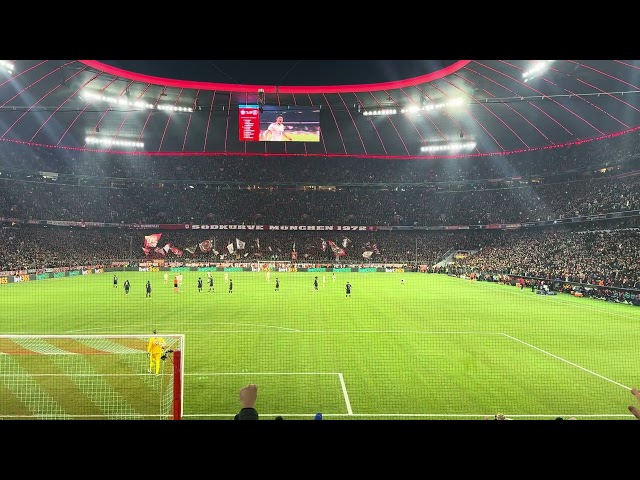 Torjubel: FC Bayern München Fans feiern das 1:0 von Min-Jae Kim gegen PSG