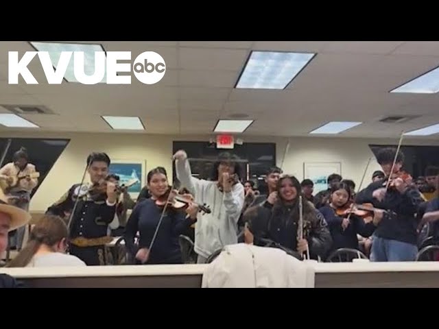 Texas mariachi bands team up inside Whataburger for an impromptu show