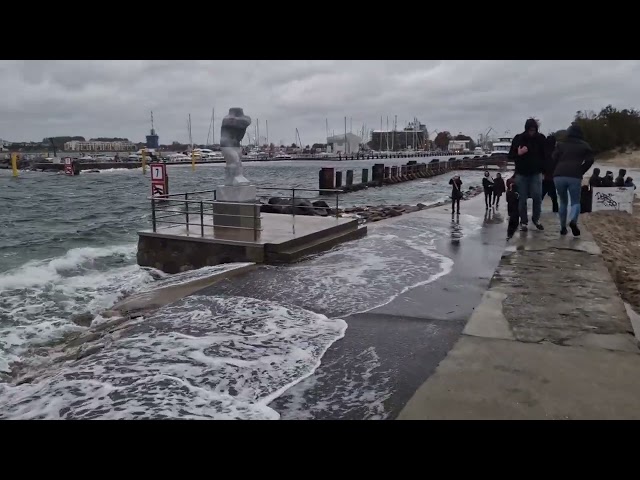 Sturmflut in Warnemünde: Naturgewalt an der Ostsee | Oktober 2023