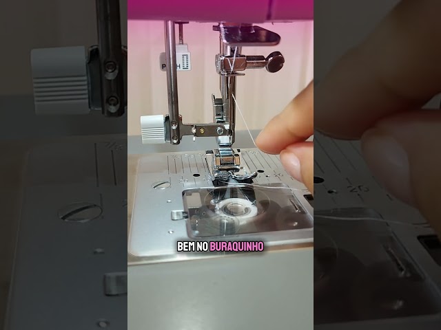 Como Usar o Passador de Linha da Máquina Singer #sewing #singer #costura