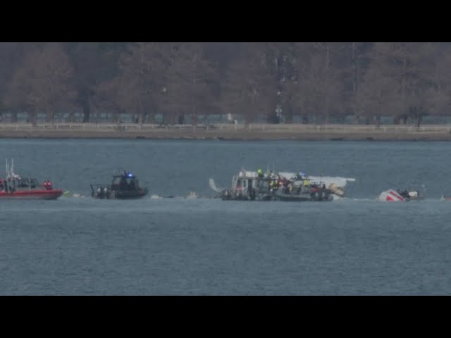 Wreckage from American Airlines plane that crashed into Potomac River being pulled out Monday