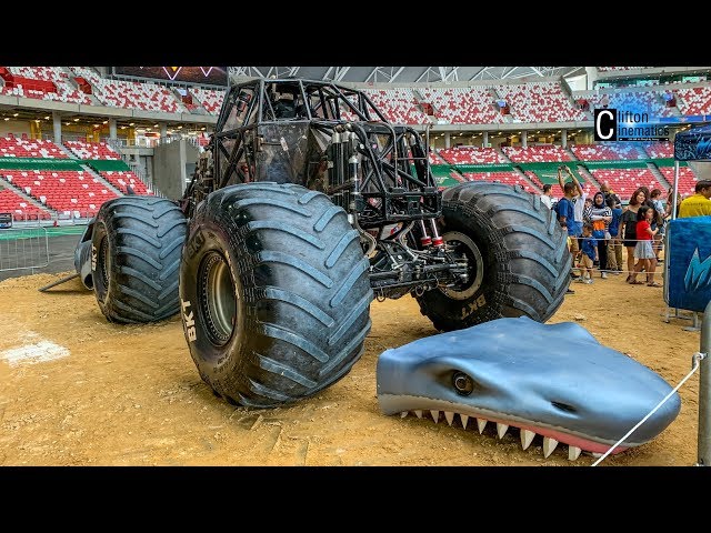 Putting Together of Megalodon 🦈 | Monster Jam Singapore Pit Party 2019