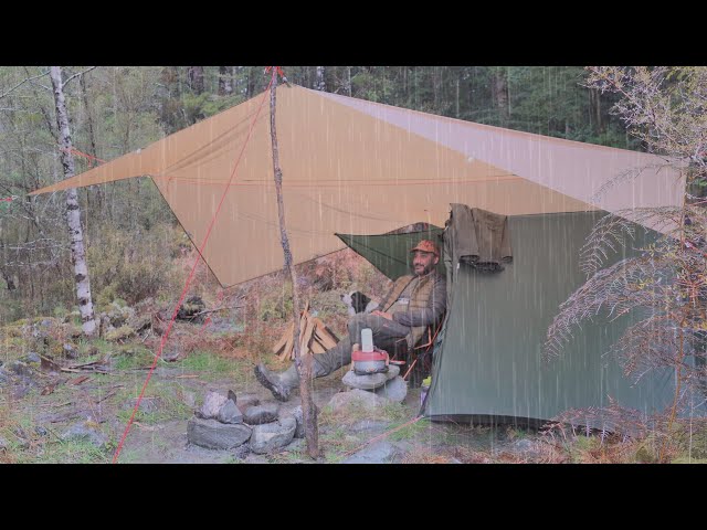 CAMPING in RAIN with BUSHCRAFT