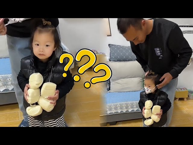 Dad Hangs Steamed Buns Around My Daughter's Neck So She Won't Be Hungry#cutebaby#funnyvideos#smile