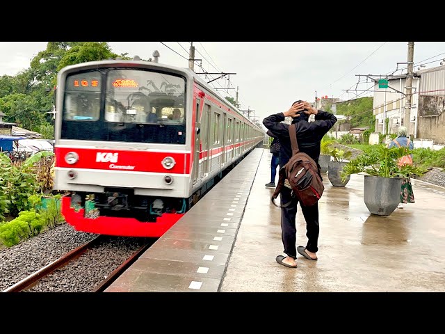 RAMAINYA KRL Commuterline Saat Hujan sore Di Bekasi Timur ada Krl Jr203,Jr205,TM6000,CC203,cc206