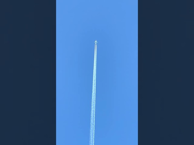 AIRLINER CONTRAILS