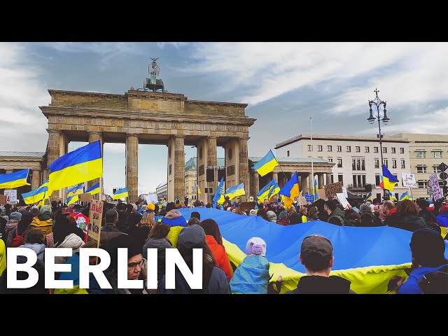 BERLIN – Demonstration 2024 – ZWEI JAHRE KRIEG IN DER UKRAINE – 4K LIVE | Berlin Walking Tour