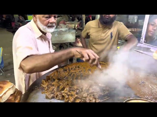 70 Years Old Man Making Tawa Fry Kaleji Burger | Fry Liver Recipe | Peshawari Tawa Fry Kaleji |