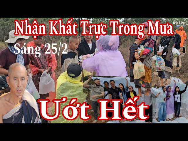 Cảnh sư Minh Tuệ và 20 sư nhỏ khất thực trong mưa thấy mà thương sáng 25/2