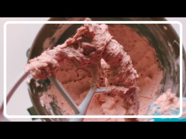 The BEST Strawberry Buttercream Recipe 🍓