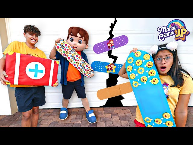 Maria Clara y JP en una divertida historia de curitas gigantes | Funny stories with sticky tape