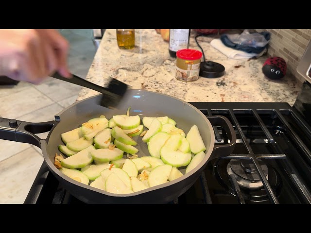 How to Fry a Sunny-Side-Up Egg & Stir-Fry Garlic Loofah | Easy Recipes