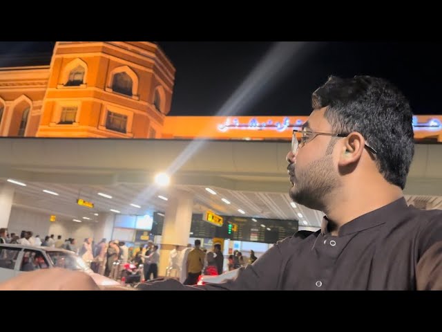 Allama iqbal airport 🛫 par mila ak fan 🥰/