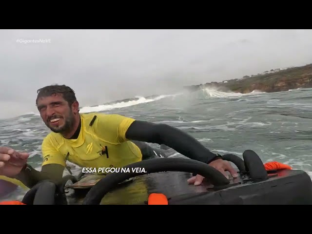 Surfistas buscam recorde mundial no Gigantes de Nazaré