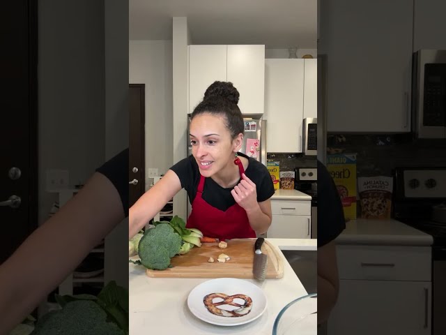 🥦 Hannah cooks vegan fried rice! 🥕