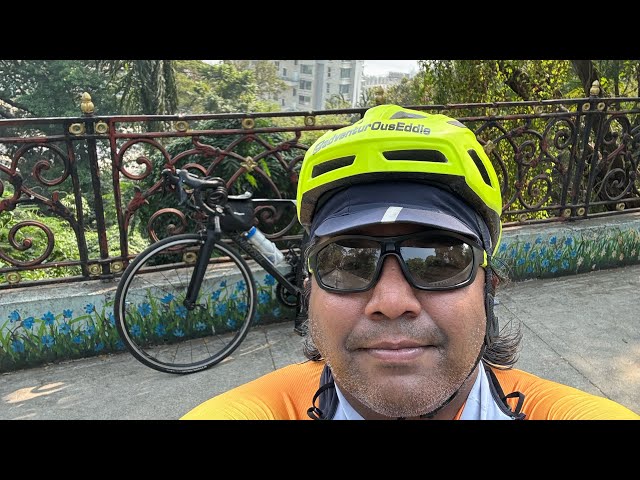 Cycling into Atria Mall in Mumbai and Meeting Ravi from SOBO