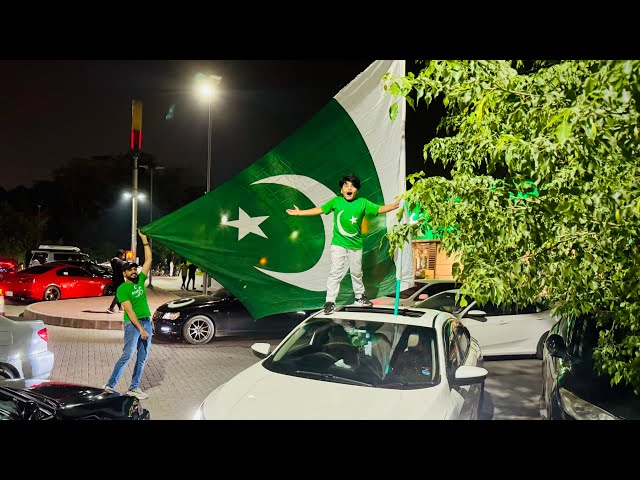 Ali ny Car pr World biggest Flag lga deya 😱|| Celebrating 14 August 😳|| Happy Independence day ||