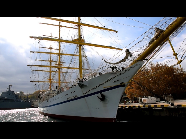 Sailboat Hersonissos: walk on the lower deck, the rise of oblique sails