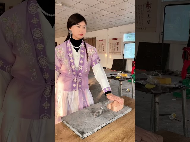 中国功夫：美女挑战硬气功砸扳手Beautiful girl challenges hard qigong to smash the wrench