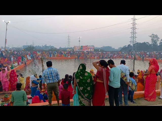 छठ पूजा करते भक्तगण 🙏#shortsfeed #chhath #chhathpuja #satyamshivamsundaramtemple  #viral #shorts #1m