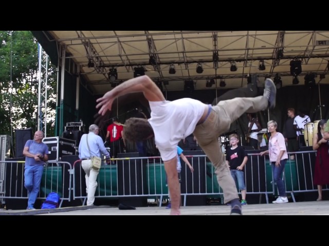 Aztek-TV: Ottertrotter festival, where capoeira meets breakdance.