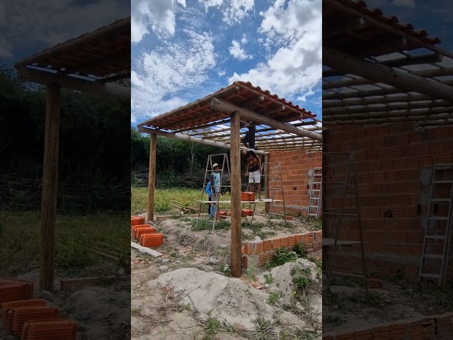 Bora de construção colocando as telhas . O SÍTIO VENCEU