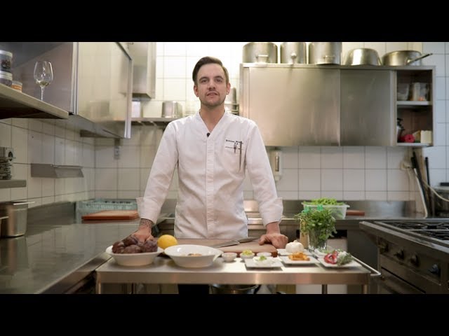 Tobias Hoesli vom Restaurant Marktküche grillt vegane Antipasti