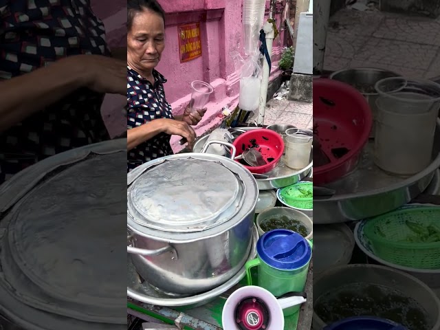 MUST-TRY Tofu Dessert on the streets of Ho Chi Minh!