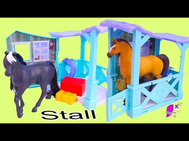 Horse Stall + Carry Case Barn  ! Spirit Riding Free Horses Set