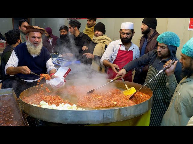 Gajar ka Halwa - Jalil Sweets and Bakers, Mardan Street Food Pakistan | Gajrela | Carrot Halwa