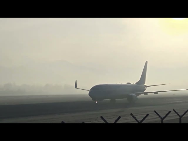 Ausrollen TUI Fly Salzburg aus Manchester aus dem Nebel