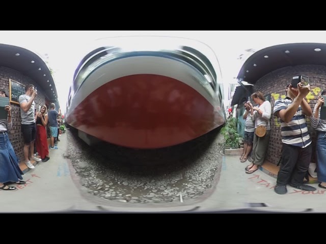 360°/Passing Train/Hanoi Railway Cafe/Nov. 24 '18