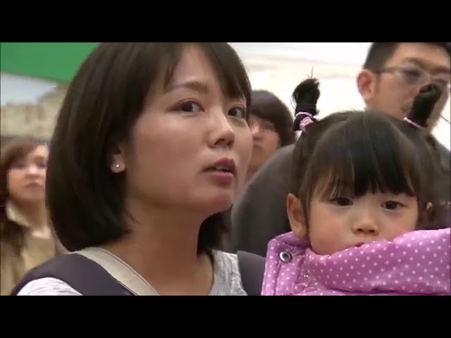 Super Incredible Girl Drummer FOOLS Crowd at Japanese Mall! So Cool!