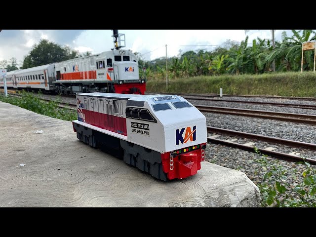 Mencari dan Merakit Kereta Api Kayu CC203,CC300,CC206,CC201 Di Stasiun Saat Kereta Beneran Lewat