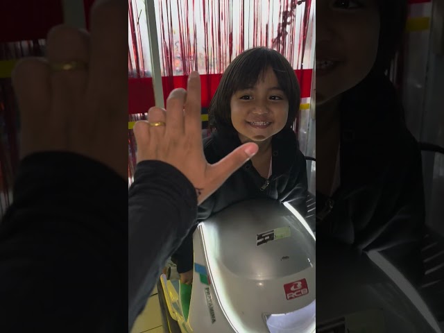 Zoya lagi naik Motor Balap Keren Banyak lagunya 😍😍😍😍😍😍#odongodong #mainananak #playing #videoanak