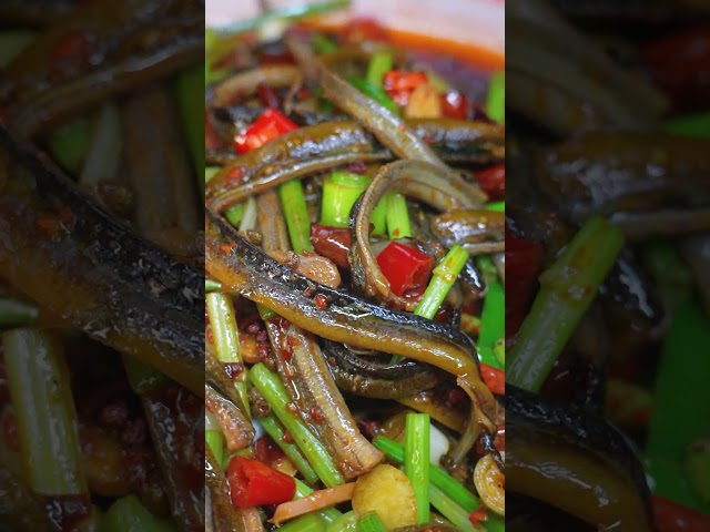 It only takes 15 seconds to make a crispy eel for my junior sister. It is spicy and fragrant ! 4